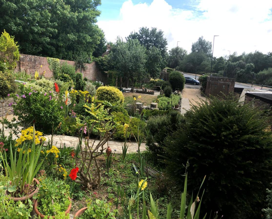 Bed & Breakfast Ponders End